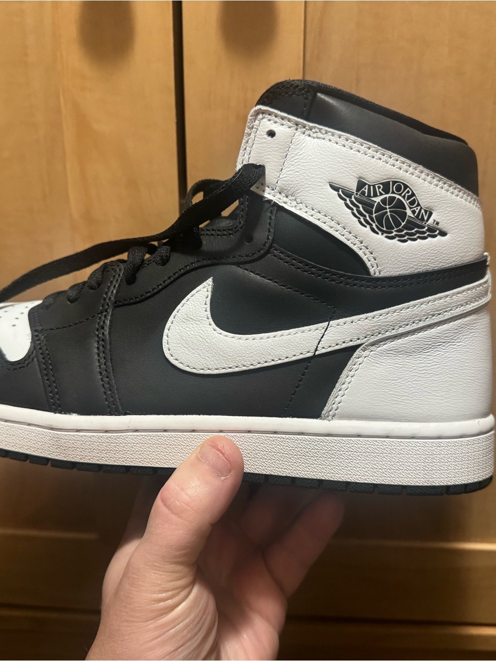 Jordan Retro 1 High OG black and white
